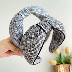 Detail des blau-navy karierten geknoteten Stirnbands mit rutschfesten Zähnen