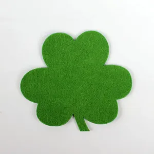 Detailansicht der grünen Filz-Kleeblatt-Untersetzer für St. Patrick's Day Partys