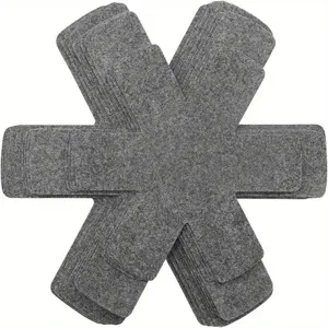 Vista superior de protectores de sartenes de fieltro gris apilados con textura y forma