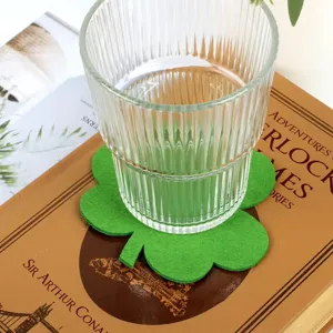 Nahaufnahme eines grünen Filz-Kleeblatt-Untersetzers unter einem Glas für St. Patrick's Day