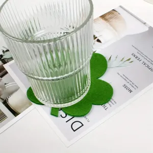 Detailaufnahme eines grünen Filz-Kleeblatt-Untersetzers für St. Patrick's Day Deko
