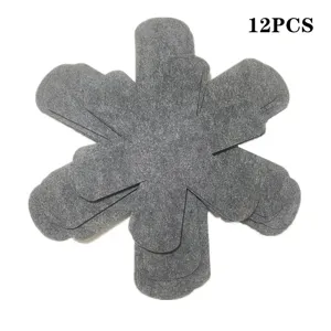 Vista de detalle de 12 protectores de fieltro gris para apilar ollas y sartenes