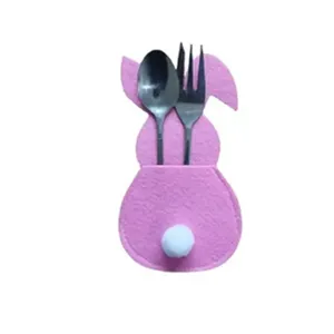Porte-couverts de Pâques en feutrine rose avec pompon blanc pour décoration de table