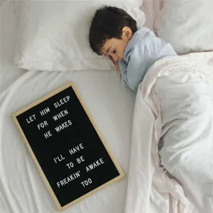 Nordische schwarze Filzbuchstabentafel mit Holzrahmen für kreative Kinderzimmer-DIY-Deko.