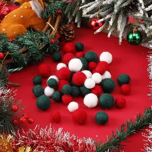 Détail de boules décoratives en feutre de laine rouge, blanc et vert pour Noël et DIY