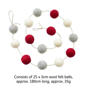 Dettaglio della ghirlanda di palline di feltro lunga 180 cm con 25 pezzi in rosso e bianco