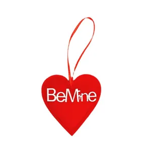 Adorno colgante de fieltro rojo en forma de corazón con texto Be Mine para San Valentín