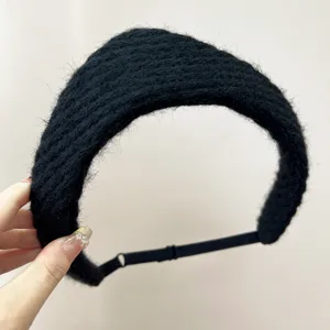 Détail rapproché du bandeau couronne en maille noire avec sangle élastique réglable