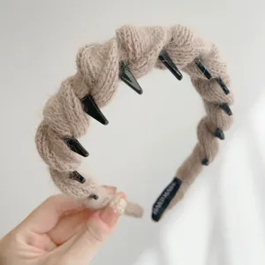Detail van de wol-omwikkelde haarband met antislip tanden en gebreide textuur