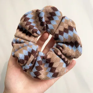 Close-up van de Fair Isle vintage gebreide scrunchie met blauwe en bruine patronen