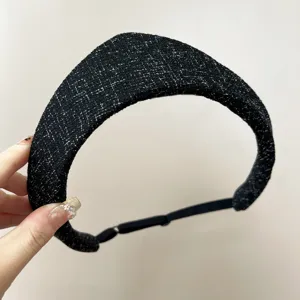 Vue détaillée d'un serre-tête en tweed noir à couronne pointue avec sangle réglable