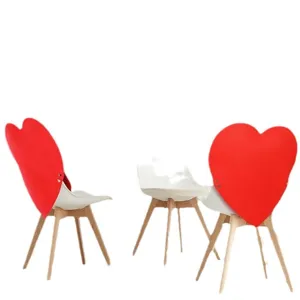 Juego de fundas de silla de fieltro rojo con forma de corazón para decorar fiestas de San Valentín