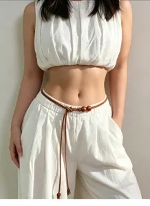 Minimalistischer schmaler Ledergürtel mit Holzperlen Detail für Sommerkleider und Outfits.