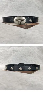 Zwarte lederen riem in vintage punkstijl met een stierenbuckle en metalen honden klinknagels.