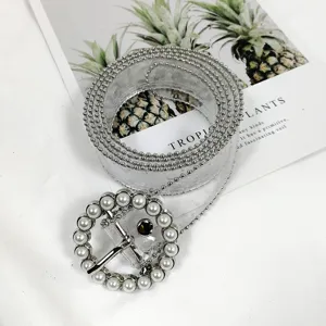 Ceinture femme PVC transparente avec boucle ronde en perles et chaîne métal pour un look chic.
