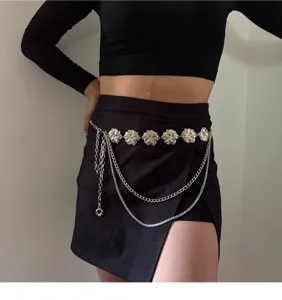 Dettaglio catena fiori metallo argento, catene pendenti multiple per outfit donna moda.
