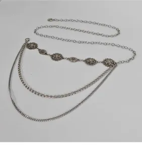 Cintura a catena in metallo argentato boho per donna, catena in vita multistrato floreale.