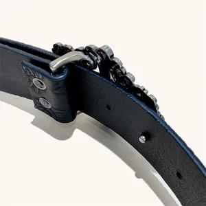 Ceinture en cuir style western vintage avec boucle crâne gothique et motif floral élégant.