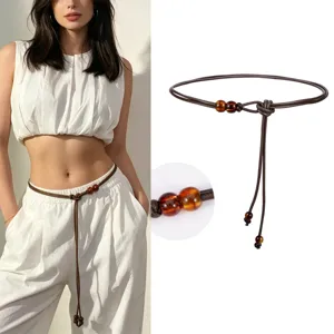 Damen dünner Leder Taillengürtel mit Bernsteinfarbenen Perlen, elegante Dekoration für Sommerkleid.