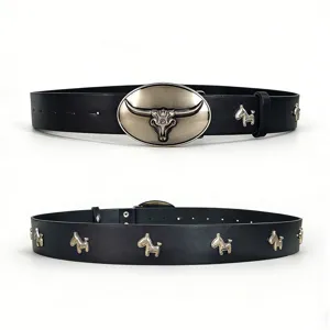 Retro punk stijl zwarte lederen riem met stierenkop gesp en metalen hond klinknagels voor mode.