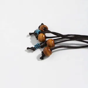 Cintura in vita intrecciata in stile bohémien con perline di legno e ciondoli blu per le vacanze.