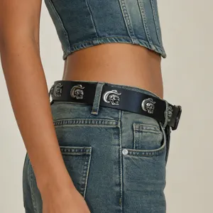 Cinturón de cuero punk con calaveras de metal y sombrero de vaquero, accesorio de moda para jeans.
