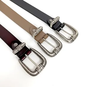 Ceinture pour femme en cuir style vintage avec boucle en metal gravee mode casual.