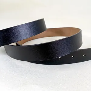 Ceinture en cuir noir pour femme vue principale, design minimaliste pour tenue quotidienne.