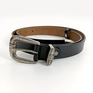 Ceinture en cuir pour femme vintage avec boucle à ardillon en métal argenté style.