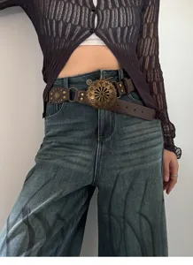 Bohemian retro bruine lederen riem met grote metalen gesp en klinknagels, gedetailleerd.