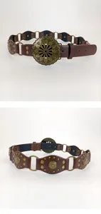 Gedetailleerd overzicht van de bruine boho retro lederen riem met versierde gesp.