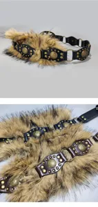 Gros plan détaillé de la ceinture cloutée rétro Y2K en fausse fourrure et anneaux métalliques.