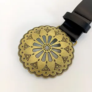 Vintage zwarte lederen damesriem in Boheemse stijl met opvallende ronde metalen gesp chic stijl