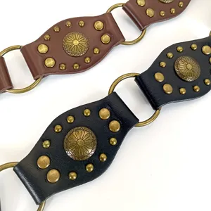 Boheemse lederen damesriem met metalen klinknagels en ringen voor stijlvolle jeans outfits