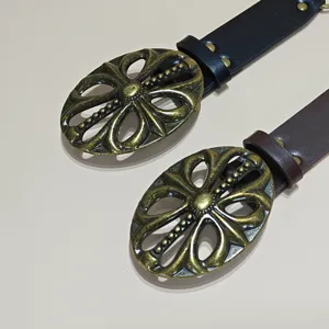 Ceinture de taille rétro avec boucle en métal creux en laiton antique pour femmes.
