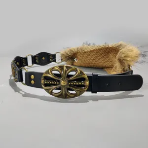 Ceinture en cuir noir style Y2K avec boucle croix or vintage et garniture fausse fourrure.