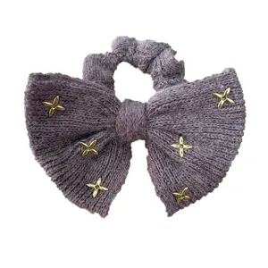 Paarse gebreide bow-scrunchie met gouden ster studs en strassteentjes