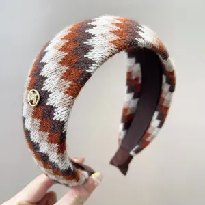 Gedetailleerde macro-opname van gebreide Fair Isle hoofdband in bruin en wit patroon