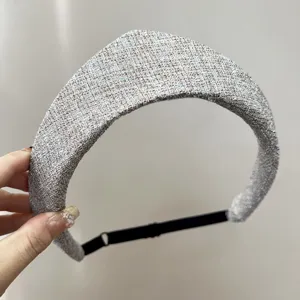 Gros plan d'un serre-tête couronne en tweed vintage avec sangle réglable