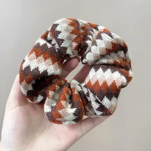 Detailopname van een retro gebreide scrunchie met een Fair Isle zigzagpatroon