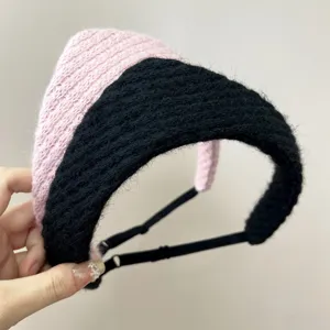 Détail de la texture du serre-tête couronne tricoté rose et noir avec sangle