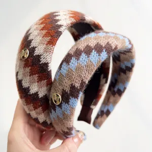 Gedetailleerde close-up van gebreide Fair Isle hoofdbanden met vintage zigzagpatroon en goudaccent