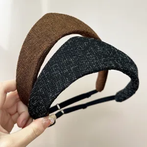 Détail de serre-tête vintage en forme de couronne pointue avec bretelles réglables