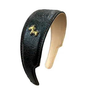 Retro schwarzer Lederhaarreif mit Textur und goldenem Pferdeanhänger, breites Design
