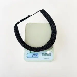 Vue détaillée montrant le poids du bandeau réglable en tweed noir de style vintage à 24,8g