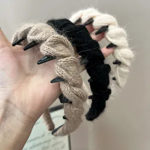 Gedetailleerde macro-opname van gebreide wollen haarbanden met antislip tanden in diverse kleuren