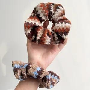 Detailopname van een retro Fair Isle gebreide scrunchie met een warm golfpatroon design