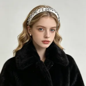 Elegantes weißes Stirnband mit funkelnden Kristall-Strasssteinen auf Model.