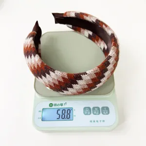 Gedetailleerde weergave van de gewichtsmeting van de Fair Isle retro gebreide hoofdband