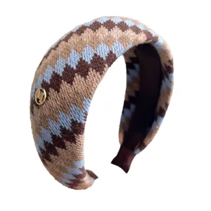 Vintage Fair Isle gebreide hoofdband met een geometrisch patroon en gouden logo.